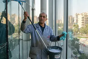        عمال تنظيف المباني والمنشآت     